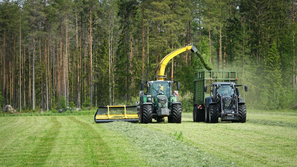 ELHO Cobra 7710 vontatott rendfelszedő szecskázó munka közben