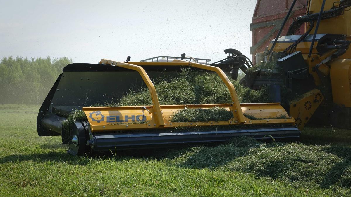 Cobra 7710T vontatott silozó munka közben