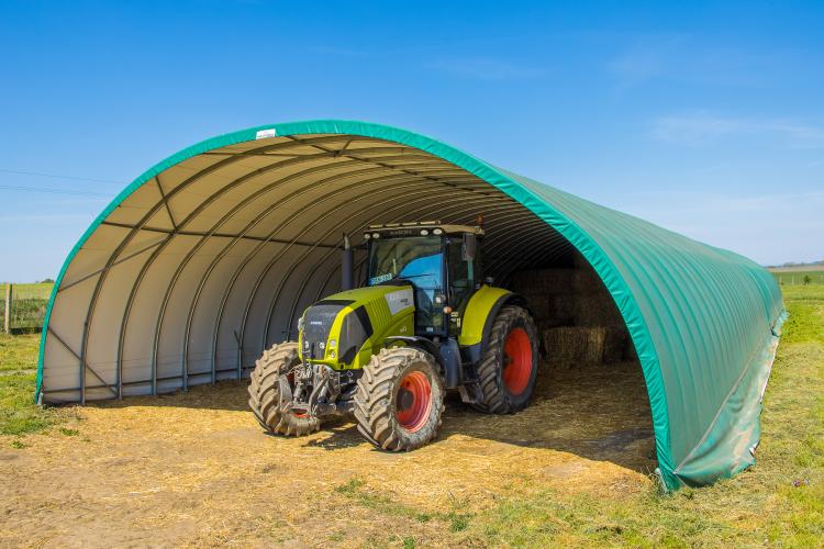 Traktorgarázs Gravetti sátorban