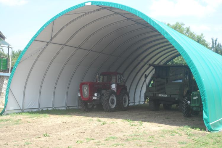 Dutra traktorok Gravetti sátorban