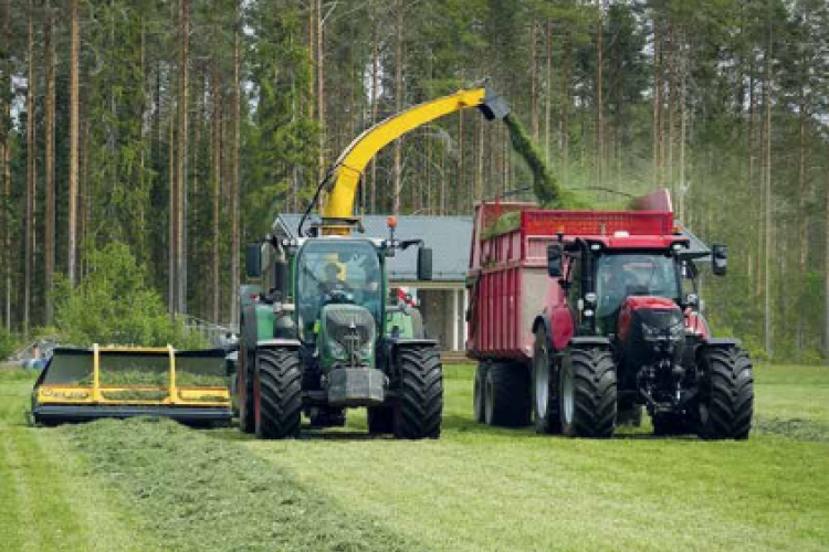 Vontatott rendfelszedő-szecskázó gépek az ELHO-tól COBRA 7710T/7710W