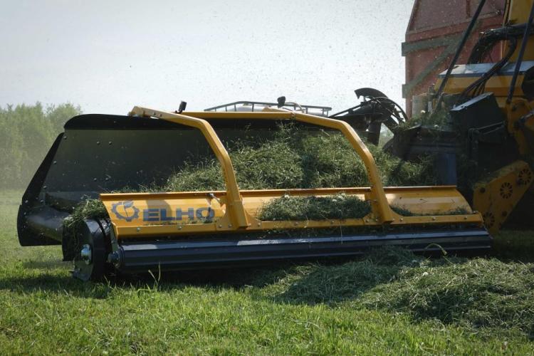 ELHO Cobra 7710T vontatott rendfelszedő szecskázó munka közben