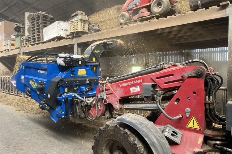 Atelier Robert Hydropail GT1 bálabontó, aprító, almozó Weidemann rakodógépen