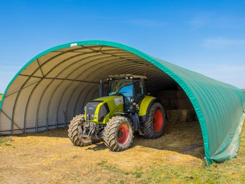 Traktorgarázs Gravetti sátorban