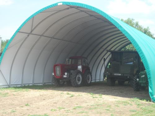 Dutra traktorok Gravetti sátorban