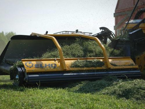 ELHO Cobra 7710T vontatott rendfelszedő szecskázó munka közben