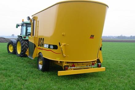 USA EQUIPMENT takarmánykeverő - kiosztó kocsi