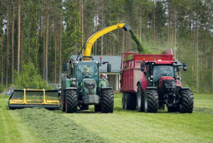 Vontatott rendfelszedő-szecskázó gépek az ELHO-tól COBRA 7710T/7710W