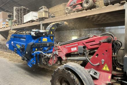 Atelier Robert Hydropail GT1 bálabontó, aprító, almozó Weidemann rakodógépen